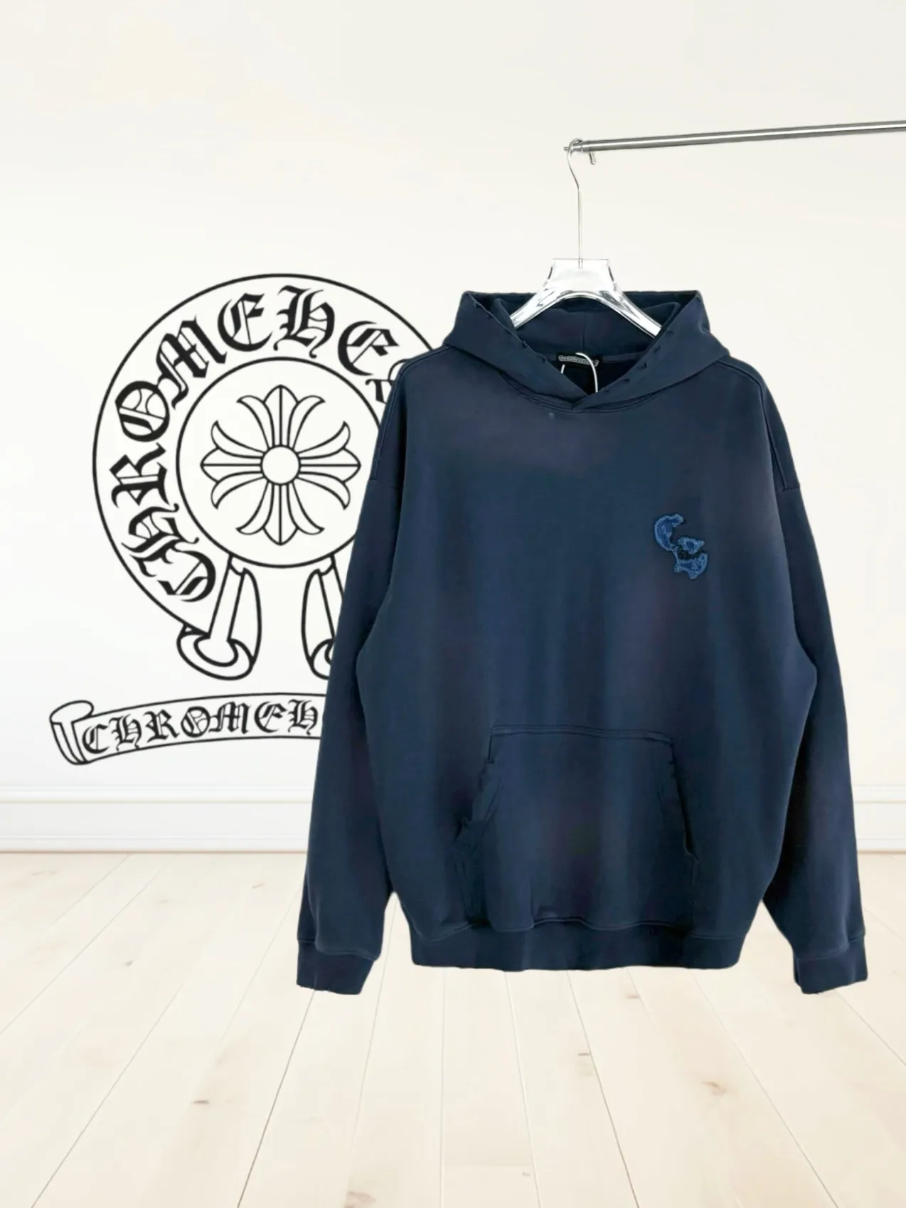 P340 [Higher version] Chrome Hearts*Chrome heart patch embroidered horseshoe logo‼ ️Hooded Sweatshirt®* is made of 430g pure cotton sweatshirt fabric with double yarns. The fabric is woven with double yarns and twisted together. The strength is 40% higher than that of a single yarn, forming a three-dimensional texture similar to the texture of tripe. It not only maintains the moisture absorption and breathability of pure cotton, but also achieves "softness but not collapse" through double yarn thickening. The whole strip is scanned and sprayed with technology. Through the washing process, the local area will have a natural fading effect, and the os version will have a relatively lazy and loose feeling * Laser burnt appliqué ➕ Frayed process: micro patch on the chest, large logo horseshoe pattern on the back, heavy laser burnt three-dimensional appliqué pattern design, washed and frayed, and the overall garment will show a lazy style. *Whether it is daily outings or sports and fitness, you can show your trendy attitude and become the focus of the street. Same style for men and women 𝐂𝐎𝐋𝐎𝐔𝐑: white, blue, black 𝐒𝐈𝐙𝐄: S-XL